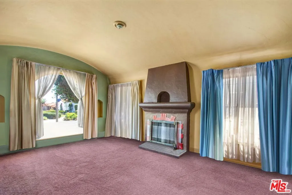 9023 S Halldale Avenue, Los Angeles, California 90047 home-pic-2